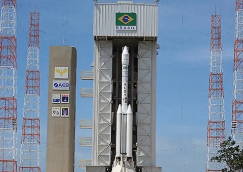 Foguete com tripulantes pega fogo no Maranhão