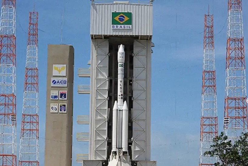 Foguete com tripulantes pega fogo no Maranhão