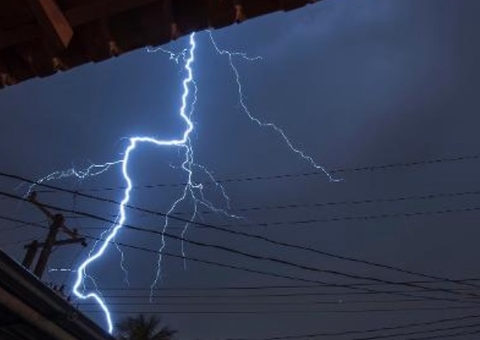 Homem morre eletrocutado enquanto limpava calha de casa durante chuva