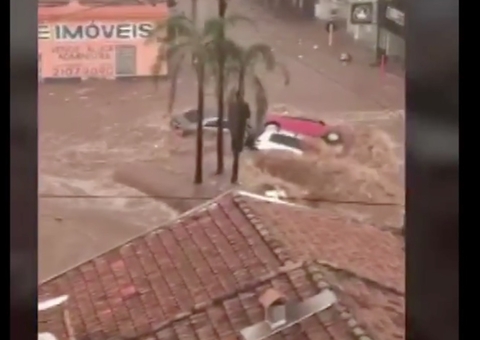 Vídeo mostra mais de 20 veículos arrastados por enxurrada em São Paulo 