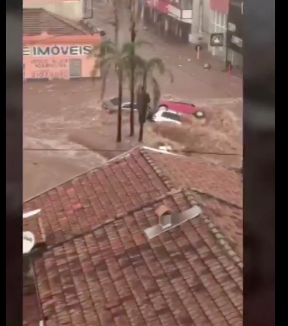 Vídeo mostra mais de 20 veículos arrastados por enxurrada em São Paulo 