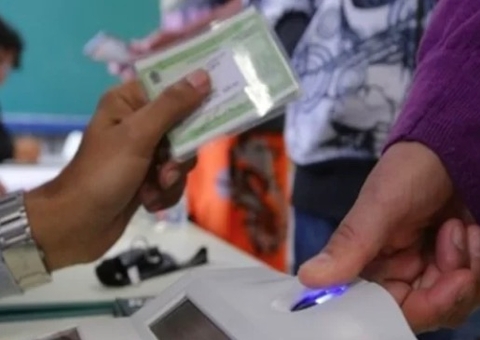 Mesária é presa por induzir voto de eleitores 