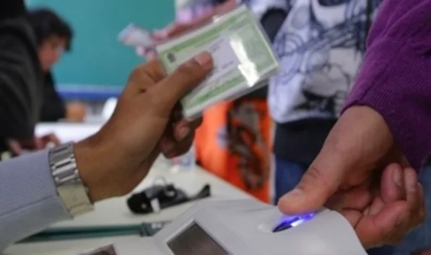 Mesária é presa por induzir voto de eleitores 