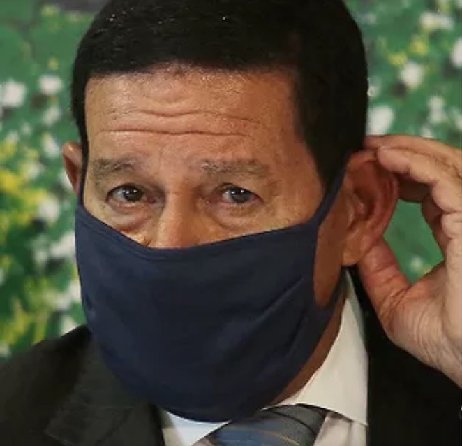 Recusa de universidades federais a retomar aulas é 'hipocrisia', diz Mourão