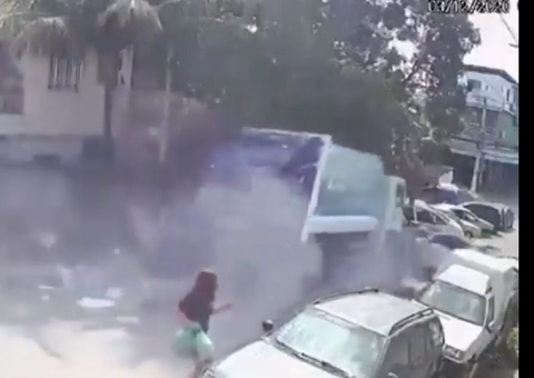 Vídeo: mulher escapa de ser atropelada por caminhão de lixo desgovernado