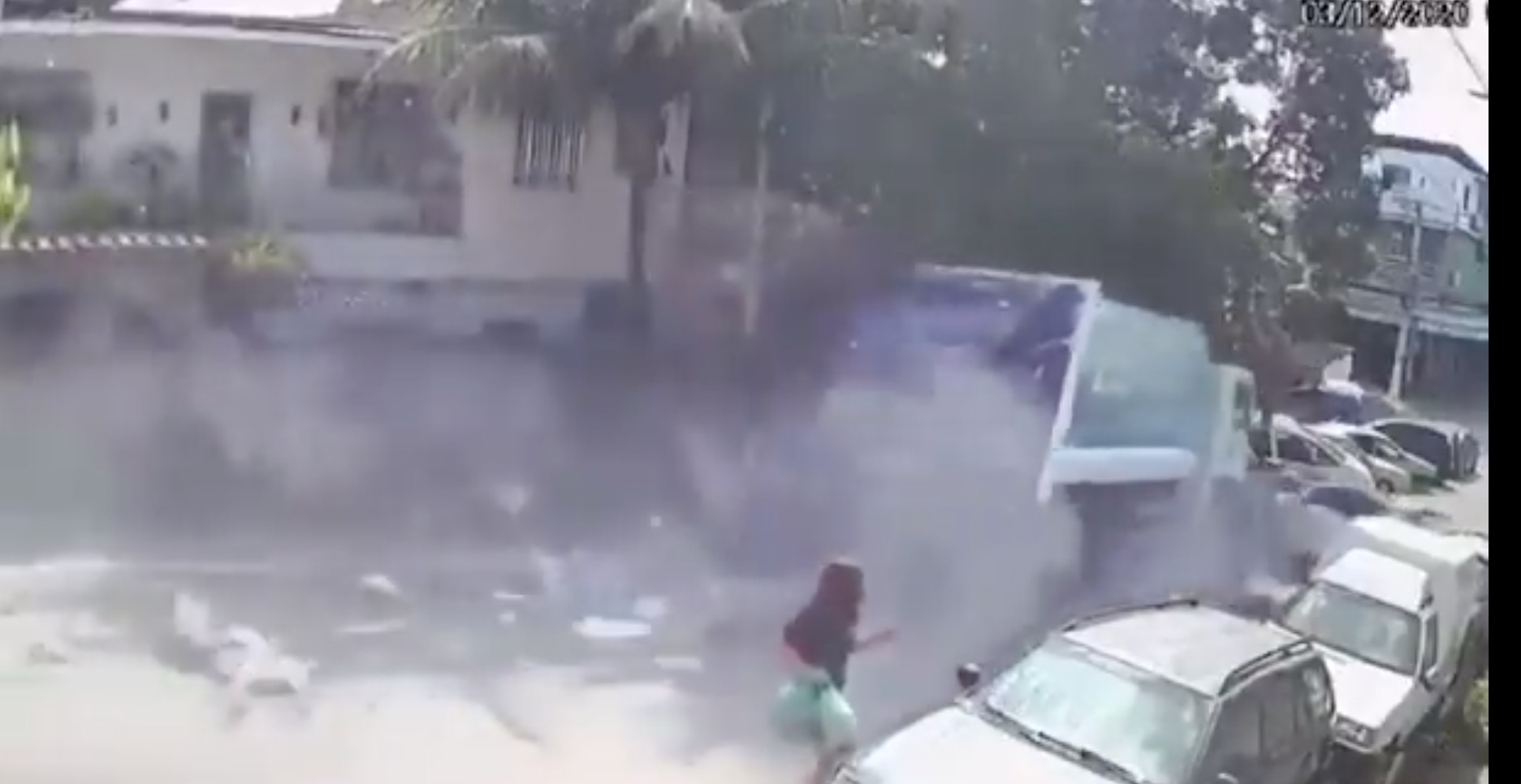 Vídeo: mulher escapa de ser atropelada por caminhão de lixo desgovernado