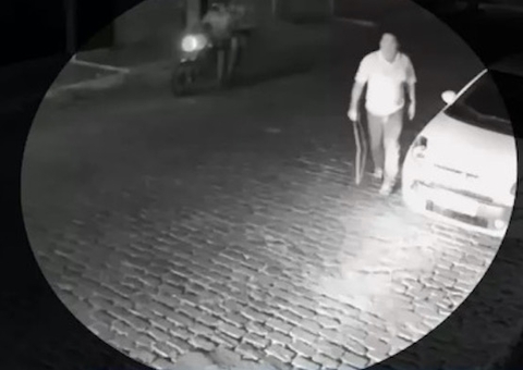 Vídeo: Prefeito usa cinto para bater em grupo que fazia manifestação