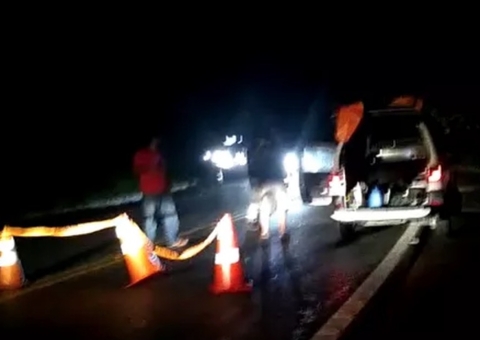 Helicóptero cai em rodovia do RJ e deixa cidade sem energia elétrica