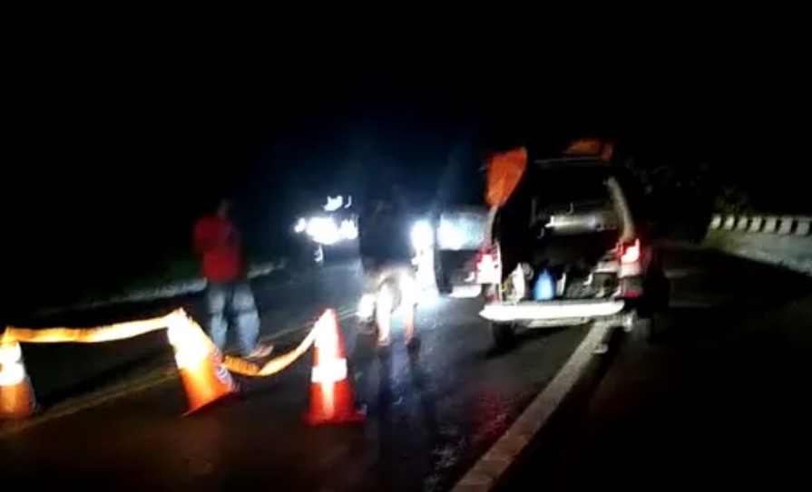Helicóptero cai em rodovia do RJ e deixa cidade sem energia elétrica