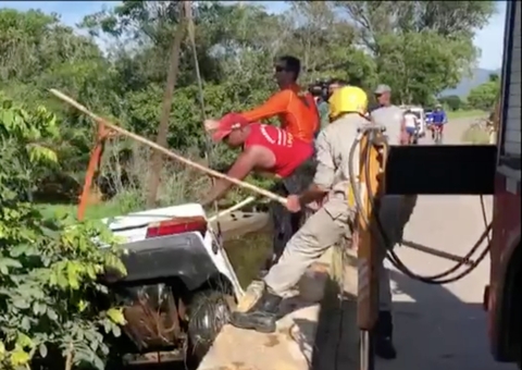 Cinco crianças e um homem morrem após carro cair dentro de rio