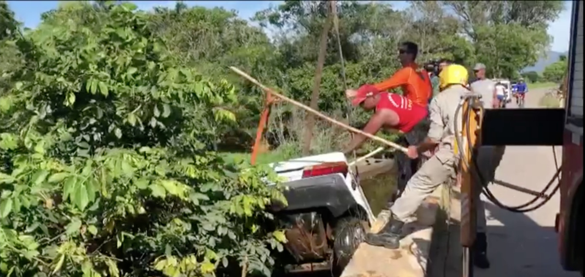 Cinco crianças e um homem morrem após carro cair dentro de rio