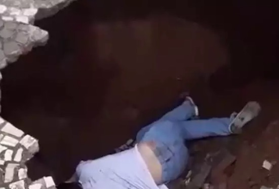 Vídeo: Chão se abre no meio de avenida e 'engole' pedestre