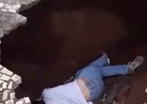 Vídeo: Chão se abre no meio de avenida e 'engole' pedestre