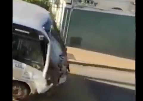 Moradores filmam momento que homem joga ônibus contra casa da ex