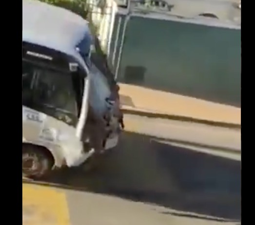 Moradores filmam momento que homem joga ônibus contra casa da ex