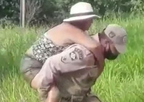 Mulher é arrastada por cobra para dentro de lago