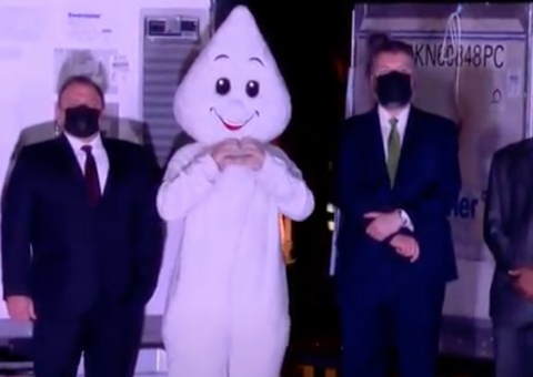 Com presença de Zé Gotinha, vacinas de Oxford desembarcam no Rio de Janeiro