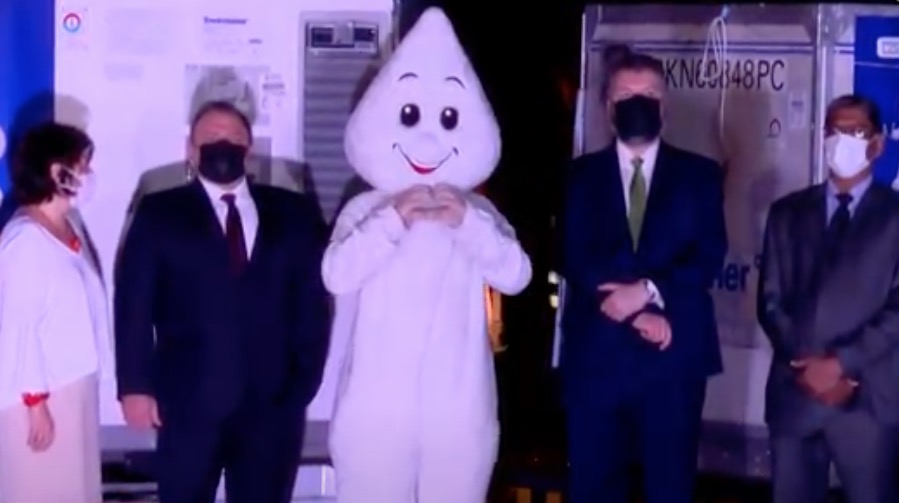 Com presença de Zé Gotinha, vacinas de Oxford desembarcam no Rio de Janeiro