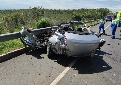 Família morre ao ser arremessada de carro após colisão com caminhão em MG