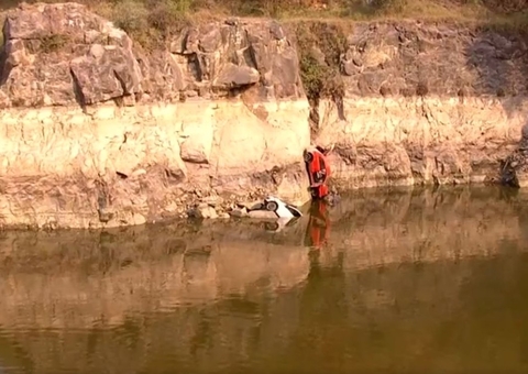 Mais de 12 carros são encontrados em lago após águas baixarem em pedreira