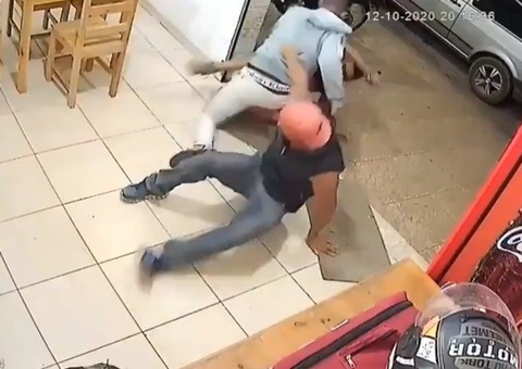 Jackie Chan leva surra de motoboy, foge atirando e tenta atropelar PM