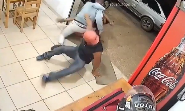 Jackie Chan leva surra de motoboy, foge atirando e tenta atropelar PM