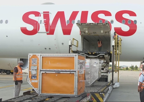 Avião com matéria-prima para produção de Coronavac chega ao Brasil