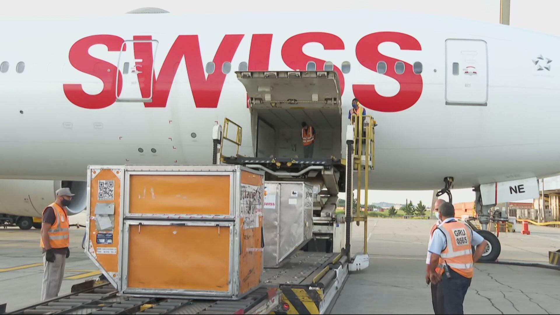 Avião com matéria-prima para produção de Coronavac chega ao Brasil