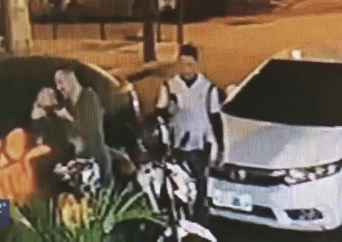 Vídeo mostra delegado colocando arma na boca de motoboy