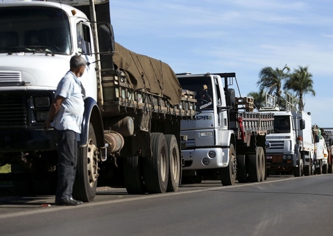 Sindicatos confirmam greve de caminhoneiros apesar de apelo do Bolsonaro