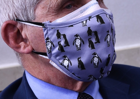 Especialistas sugerem uso de 2 máscaras contra variantes do coronavírus