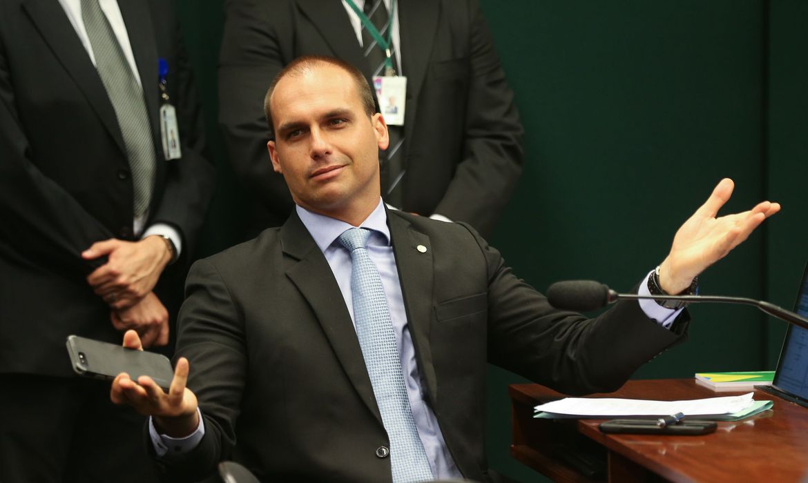 Eduardo Bolsonaro defende como pauta prioritária o voto impresso no Brasil