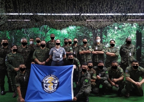 Foto do Exército com máscaras fakes vira piada na web: 'curso de paint'