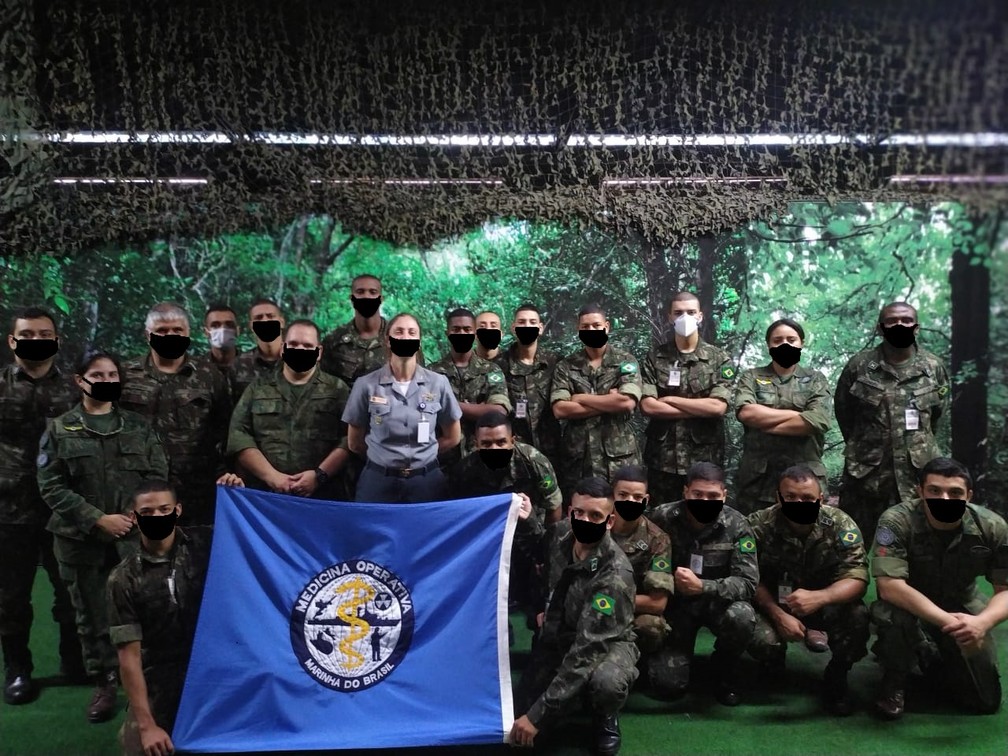 Foto do Exército com máscaras fakes vira piada na web: 'curso de paint'