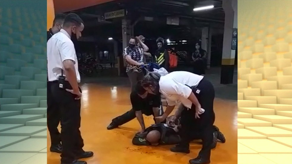 Sete dias após assassinato de João Alberto, Carrefour fecha lojas até 14h 