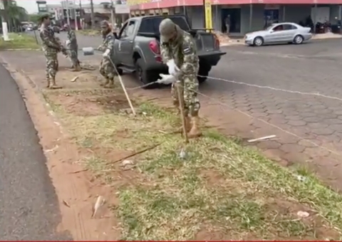 Exército paraguaio recoloca arame farpado na fronteira com o Brasil