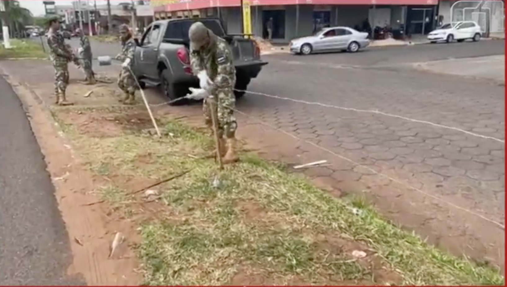 Exército paraguaio recoloca arame farpado na fronteira com o Brasil