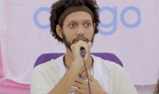 Guru é preso suspeito de ordenar sessões de sexo para homens de seita