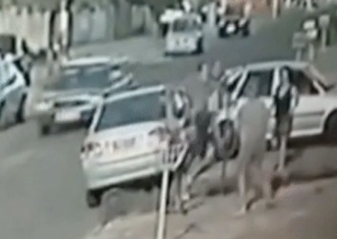 Vídeo: Homem dá 'voadora' em mulher durante discussão de trânsito