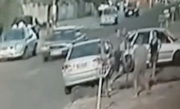 Vídeo: Homem dá 'voadora' em mulher durante discussão de trânsito