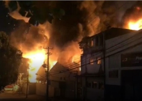 Incêndio atinge depósito próximo a hospital do Rio de Janeiro