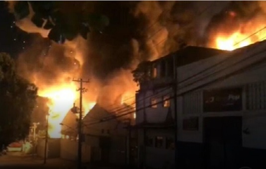 Incêndio atinge depósito próximo a hospital do Rio de Janeiro