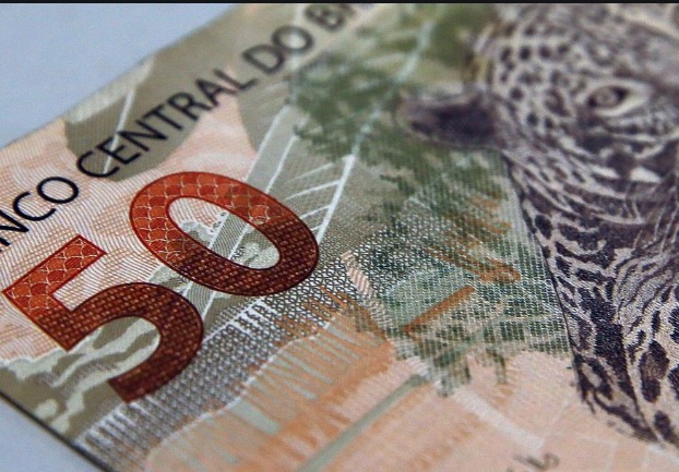 Informais fora do Bolsa Família começam a receber auxílio de R$300 dia 30