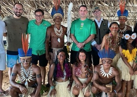 Eduardo e Flávio Bolsonaro posam sem máscara ao lado de índios no Amazonas