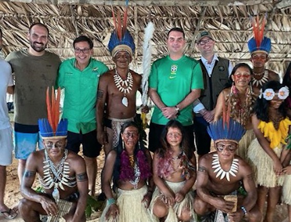 Eduardo e Flávio Bolsonaro posam sem máscara ao lado de índios no Amazonas