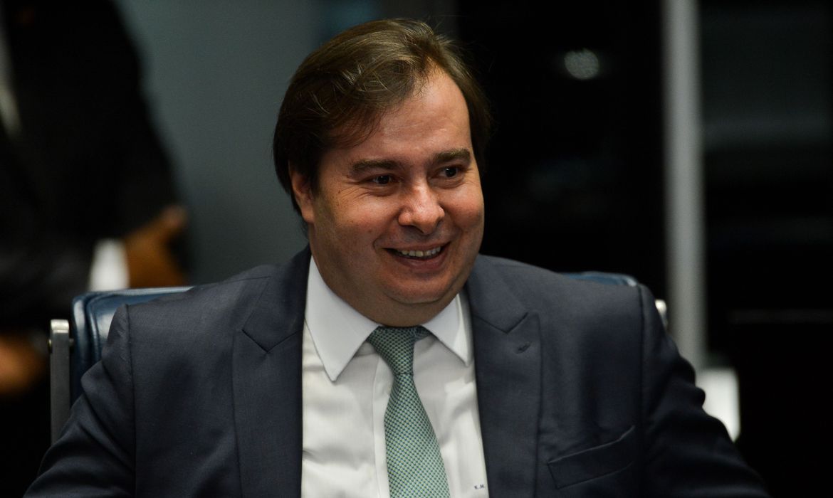 Rodrigo Maia alfineta Moro sobre cargo em empresa ligada à Odebrecht