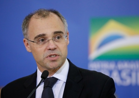 Ministro da Justiça deixa hospital após 6 dias internado