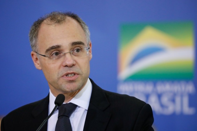 Ministro da Justiça deixa hospital após 6 dias internado