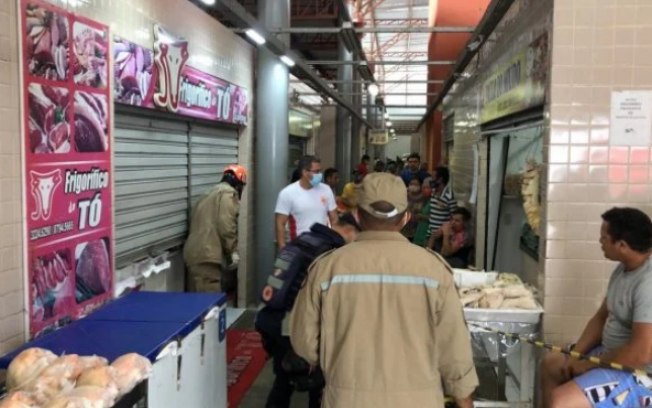 Mulher tem a mão presa em máquina de moer carne