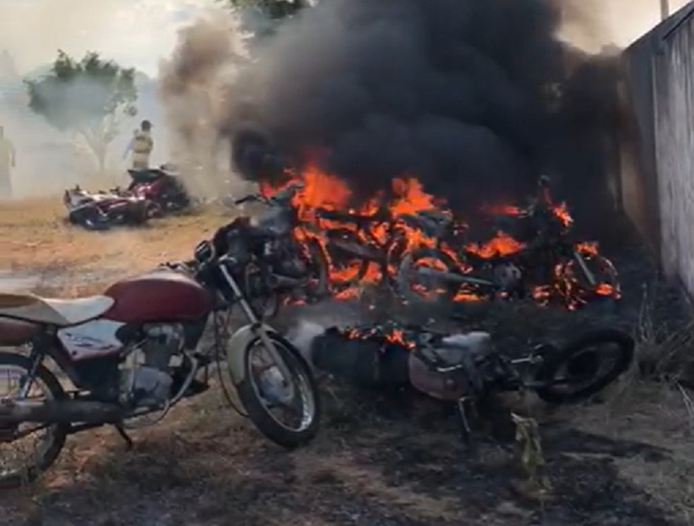 Crianças jogam bomba e incendeiam pátio de departamento de trânsito